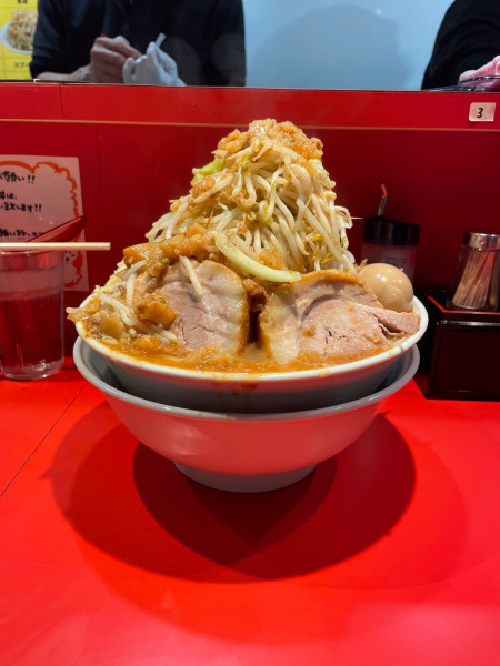 「大ラーメン（400g）全部マシマシ＋味付けたまご＋極太メンマ」@ブタブタコブタラーメン 代々木店の写真