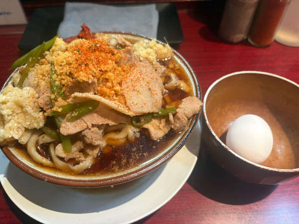 「肉めん800円(天かす、辛味、ニンニク、生姜)玉60円」@肉めん 肉めし すず気の写真