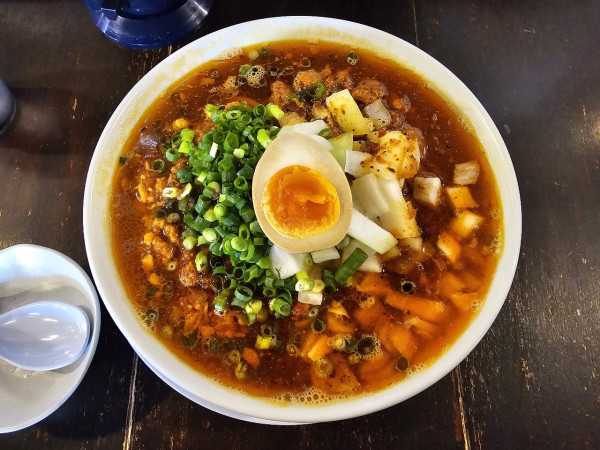 「白い服にトマトソースが飛んだ時の絶望感を味わえるソバ。1300円」@煮干結社 弘前店の写真