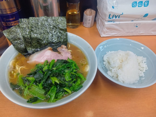 「ラーメン・ほうれん草・半ライス」@横浜らーめん 武蔵家 綾瀬店の写真