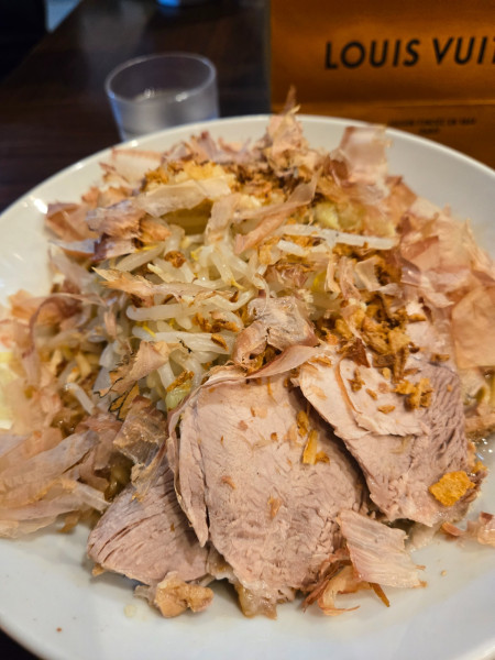 「汁なし(ニンニク)+麺増し(400g)」@ピコピコポンの写真