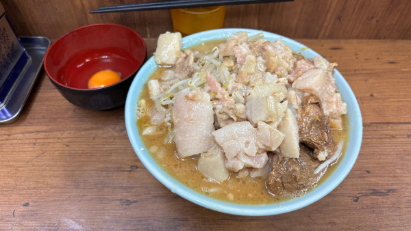 「小+生卵」@ラーメン二郎 池袋東口店の写真