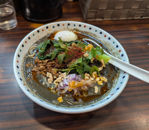 「ブラック担々カリー麺+温玉」@らー麺 あけどやの写真