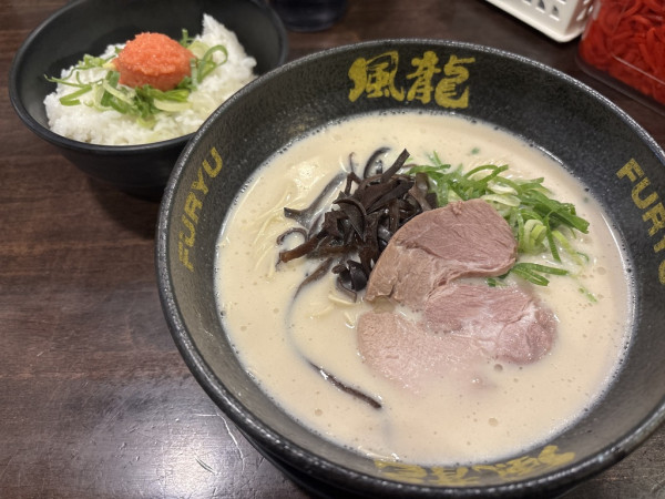 「とんこつラーメン・博多産明太子ご飯」@とんこつラーメン 博多風龍 大宮東口駅前店の写真