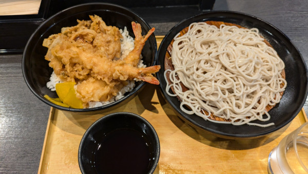 「満腹天丼セット（海老天おまけ）」@小諸そば 水道橋店の写真
