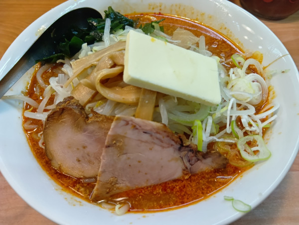 「旨辛味噌ラーメン（半辛）並　バター　ライス」@えぞ菊 戸塚店の写真