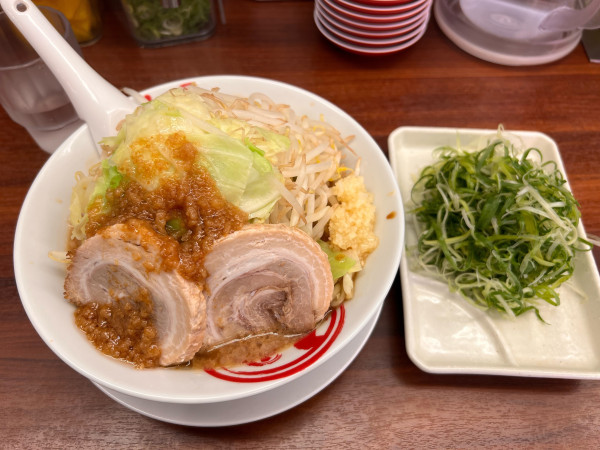 「にんにく背脂醤油ラーメン　チャーシューand九条葱トッピング」@ラーメン魁力屋 上郷店の写真
