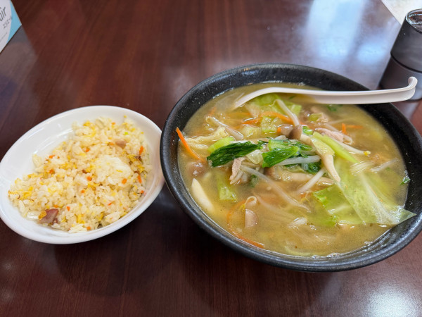 「野菜ラーメン半チャーハンセット」@四川食府の写真