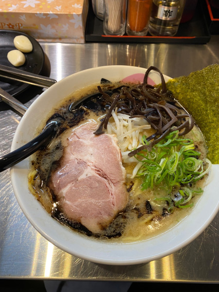 「豚骨らーめん黒」@豚骨らーめん ぶたきち 本厚木店の写真