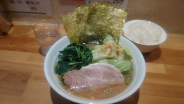 「キャベラートッピングほうれん草１０００円」@横浜家系ラーメン おか家の写真
