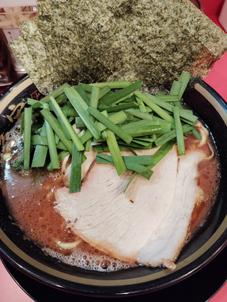 「ラーメン ＋海苔増し ＋ フォロワーサービス「ニラ」」@家系ラーメン大﨑家 末広町店の写真
