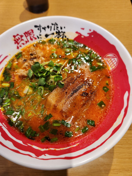 「牛骨麻辣チャーシュー麺」@無限ラーメン 新今宮駅前店の写真