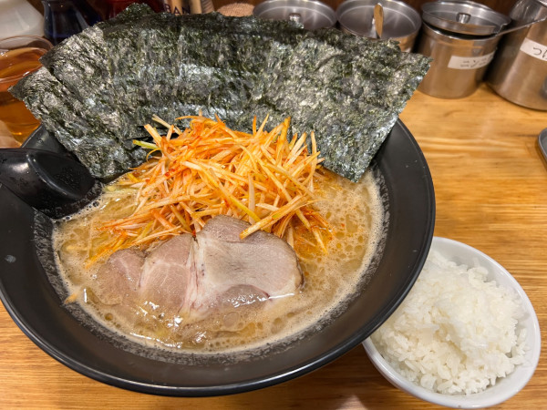 「旨辛ネギらーめん(中盛)＋のり＋無料ライス」@麺選 吟風 赤羽店の写真