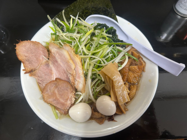 「ねぎらーめん850円＋鶏皮チャーシュー300円」@東京とんこつ。の写真