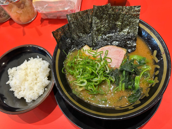 「ラーメン　九条ネギ　半ライス」@とらきち家の写真