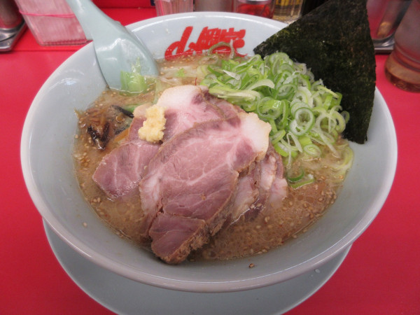 「限定濃厚白味噌とんこつラーメン餃子セット（１３１０円）他」@ラーメン山岡家 阿見店の写真