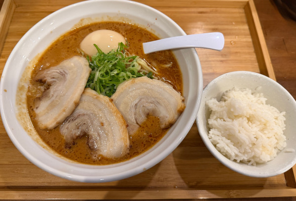 「濃い味噌ラーメン全部のせ1600円」@らぁめん 麺彩家の写真