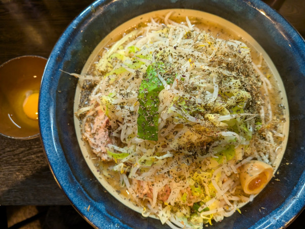 「【限定】ブタモーニ1400円(大150円)+生卵70円」@豚星。の写真