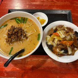 ラーメンセット（四川風担担麺＋五目レバ丼＋漬物）980円