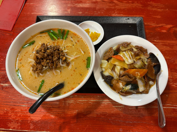 「ラーメンセット（四川風担担麺＋五目レバ丼＋漬物）980円」@中国本場的料理 華龍飯店 高崎モントレー店の写真