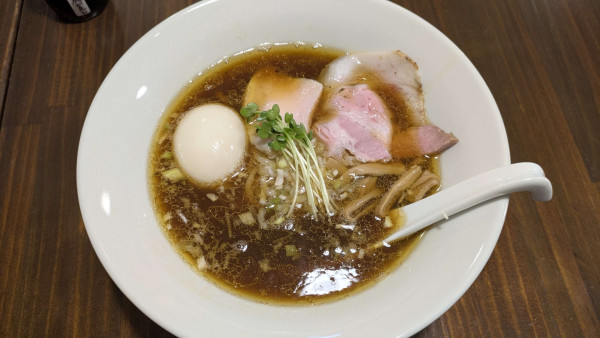 「味玉中華そば 黒＋和え玉（煮干し鶏油山椒）」@四代目鷹蔵の写真