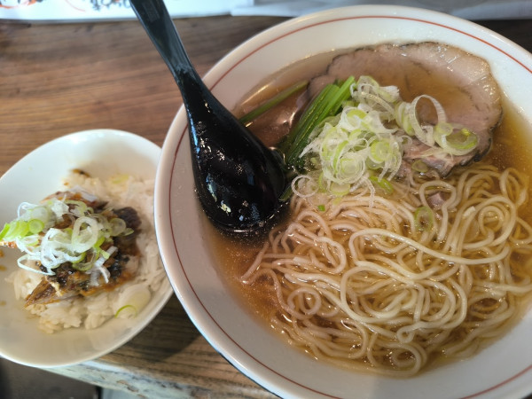 「得 あっさり醤油ラーメン＋茶碗チャーシューごはん(1,000」@六畳間の写真