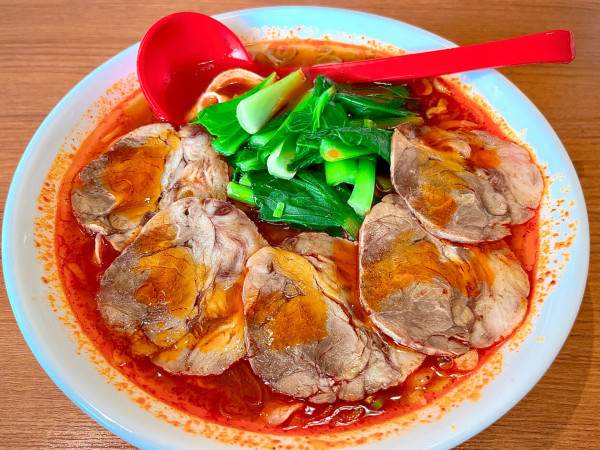「麻辣牛肉刀削麺（880円）」@鴻運 小山店の写真