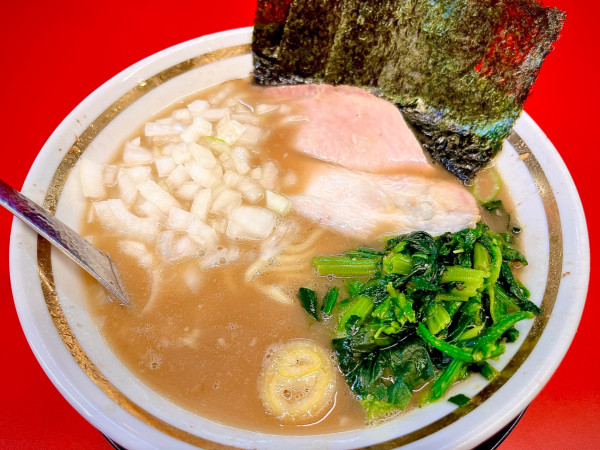 「ラーメン（950円）、玉ねぎ（CP）」@との丸家 小山店の写真