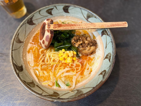 「ピリ辛ラーメン(太麺) 840円＋チャーシュー1枚80円」@味噌一 上石神井店の写真