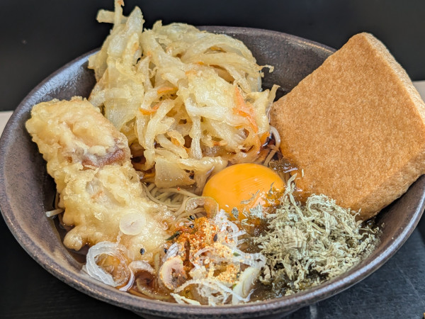 「朝そば（温・生卵：450円）、太刀魚ちくわ天（無料）」@ゆで太郎 北本深井店の写真