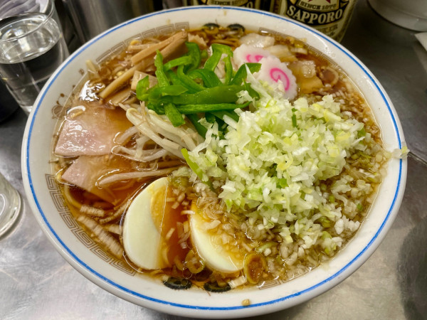 「サッポロ赤星２本＋モヤシ竹の子皿＋チャシュー皿→五目そば細葱」@中華そば みたかの写真