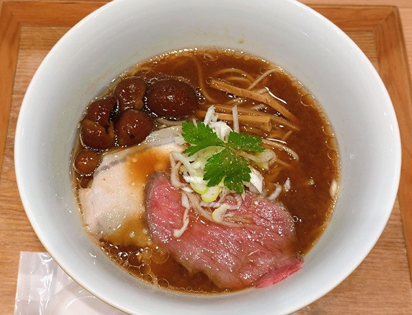 「【時雨×琥珀】宍道湖しじみ赤だし中華蕎麦 ￥1500」@ラーメンWalkerキッチンの写真