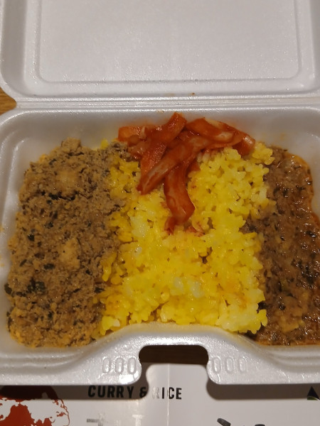 「チキンカレーとチキンキーマカレーの合いかけ 800円」@喫茶アジェンデ＆カレーシャ 舎人氷川神社本店の写真