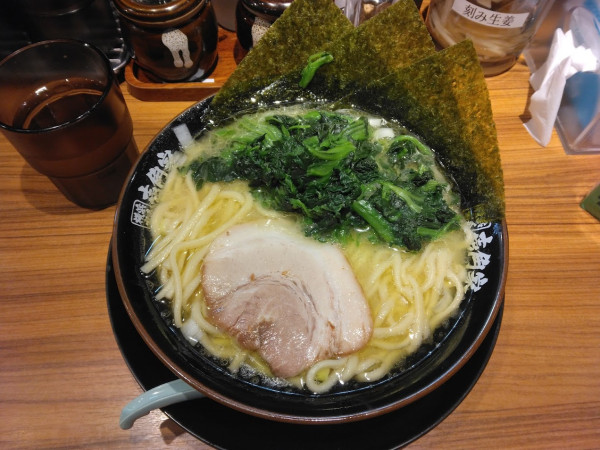 「家系塩ラーメン800円(11日650円)、ほうれん草120円」@横浜家系ラーメン 壱角家 柏東口店の写真
