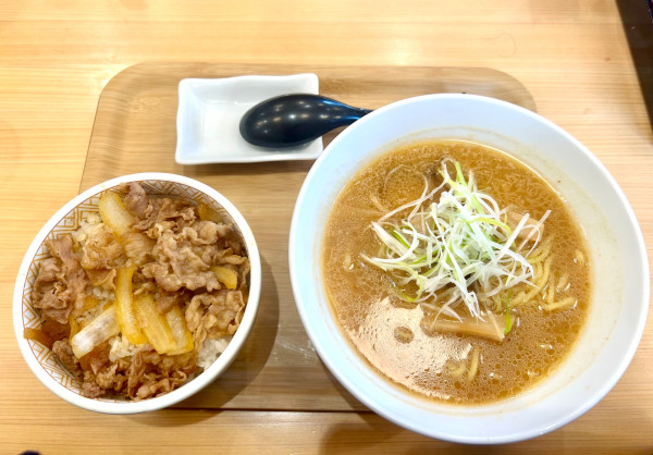 「味噌ラーメン、牛丼セット(1,100¥)」@すき家 294号那須烏山店の写真