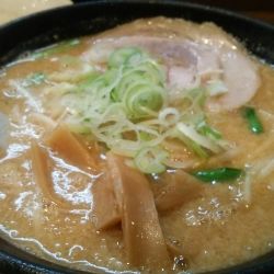 背脂味噌らーめん 930円＋半ライス100円