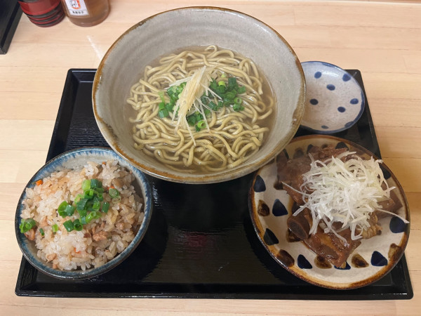 「本ソーキそば＋ジューシー」@金月そば 那覇店の写真