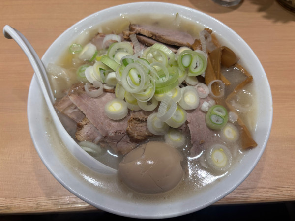 「札幌塩ラーメン味玉チャーシュー」@札幌六坊の写真