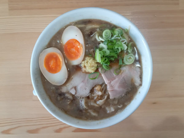 「味玉入り背脂生姜煮干しらぁ麺（太平打ち麺）」@らぁ麺 飛翠の写真