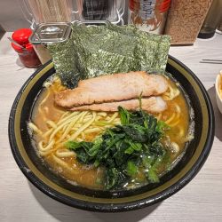 ラーメン大(カタメ、コイメ、オオメ)+ネギ(赤)