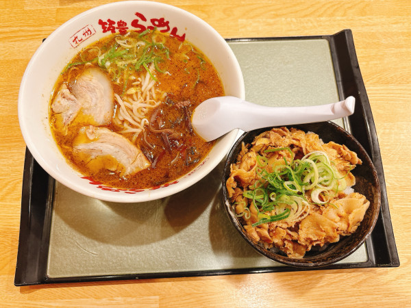 「黒ラーメン＋豚丼」@九州筑豊ラーメン 山小屋 小倉コロナワールド店の写真