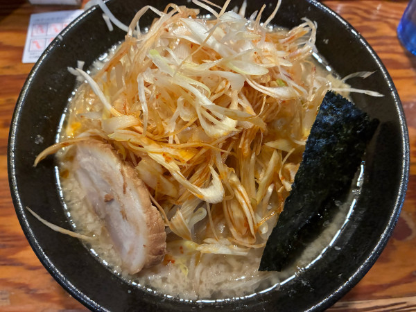「醤油豚骨ネギラーメン」@らあ麺 やったる 新宿店の写真