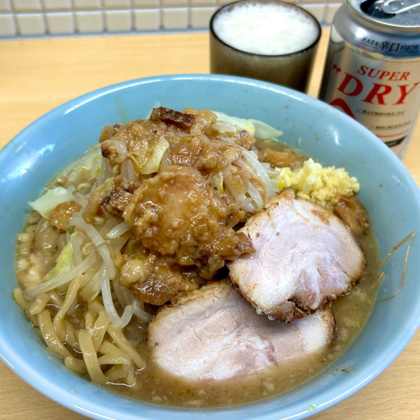 「ミニラーメン（やさいマシにんにく普通肉あぶらマシ）＋缶ビール」@ラーメン スタミナパンチの写真