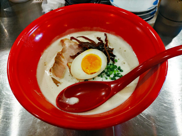 「とんこつラーメン 890円」@立ち呑みとラーメン れんげの写真