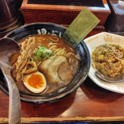 田ぶしラーメン＋半チャーハン