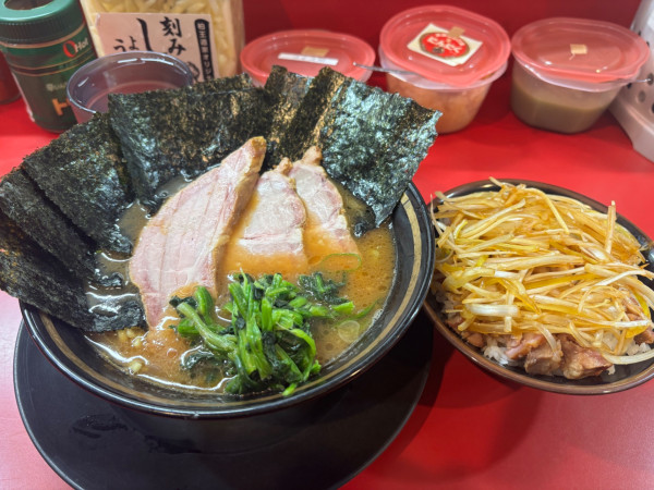 「チャーシュー麺かためのり増し　ネギ丼」@とらきち家 光の写真
