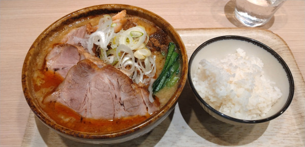 「味噌担々麺+ﾁｬｰｼｭｰ+半ﾗｲｽ」@麺屋 幸生の写真