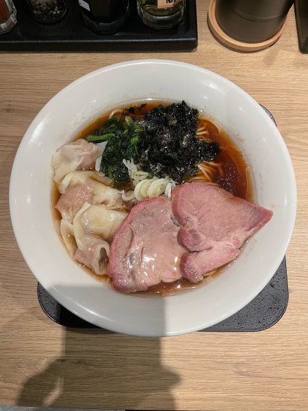 「特製ワンタン麺　黒(1280円)」@華の雲 by 八雲の写真