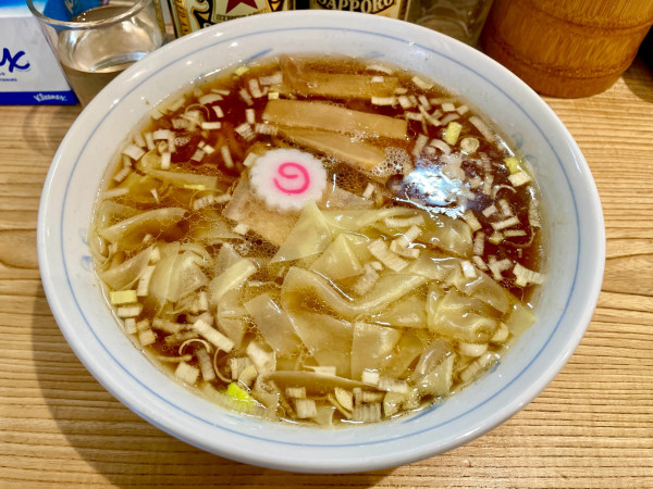 「サッポロ赤星２本＋賄い焼豚皿＋メンマ皿→ ワンタンメン」@らーめん 高尾の写真