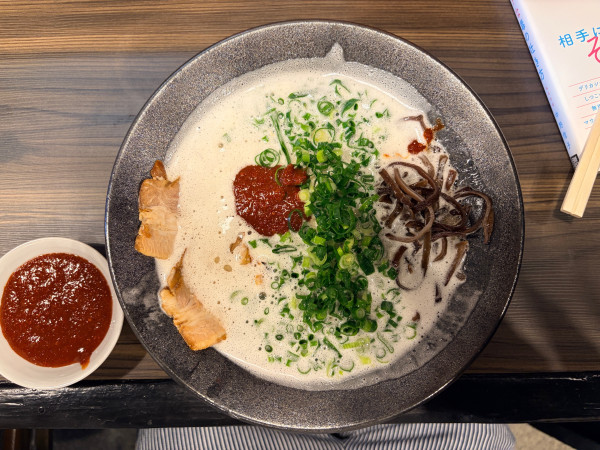 「ねぎラーメン　赤　旨辛追加」@純とんこつラーメン あんてい 春日井店の写真